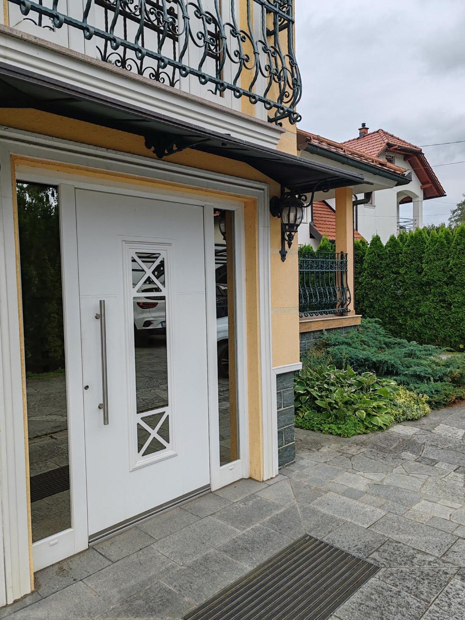 Matt'S Central Place Блед Екстериор снимка
